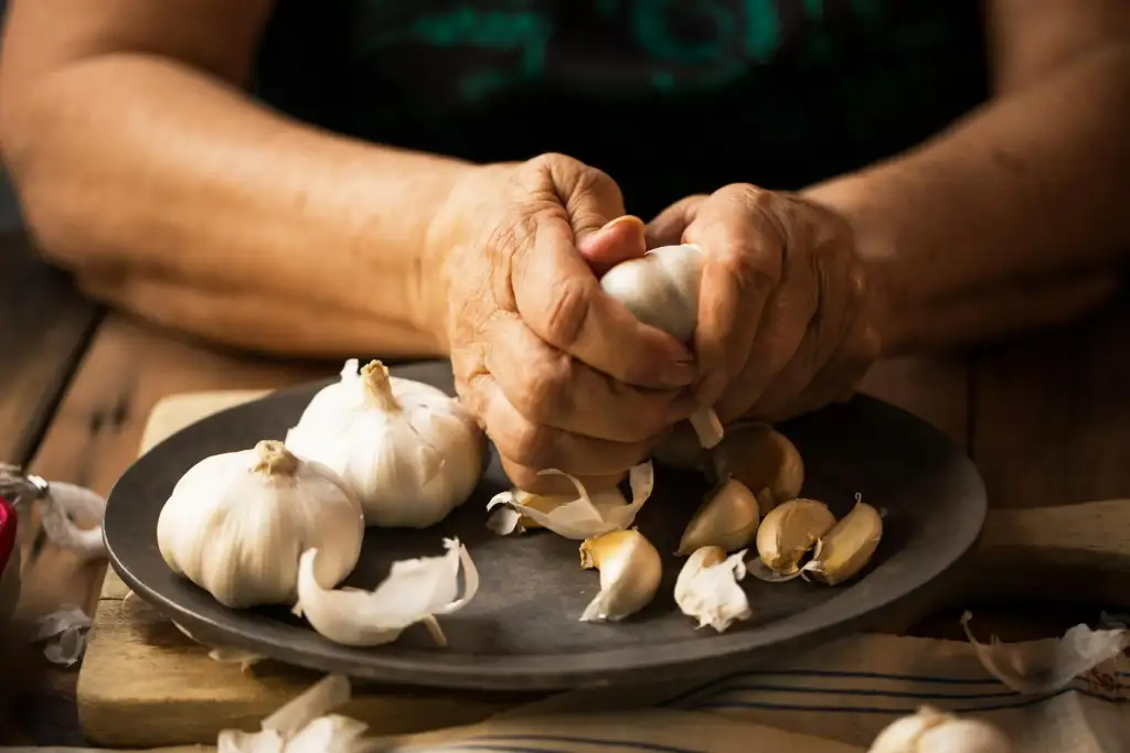 pelando ajos para comer